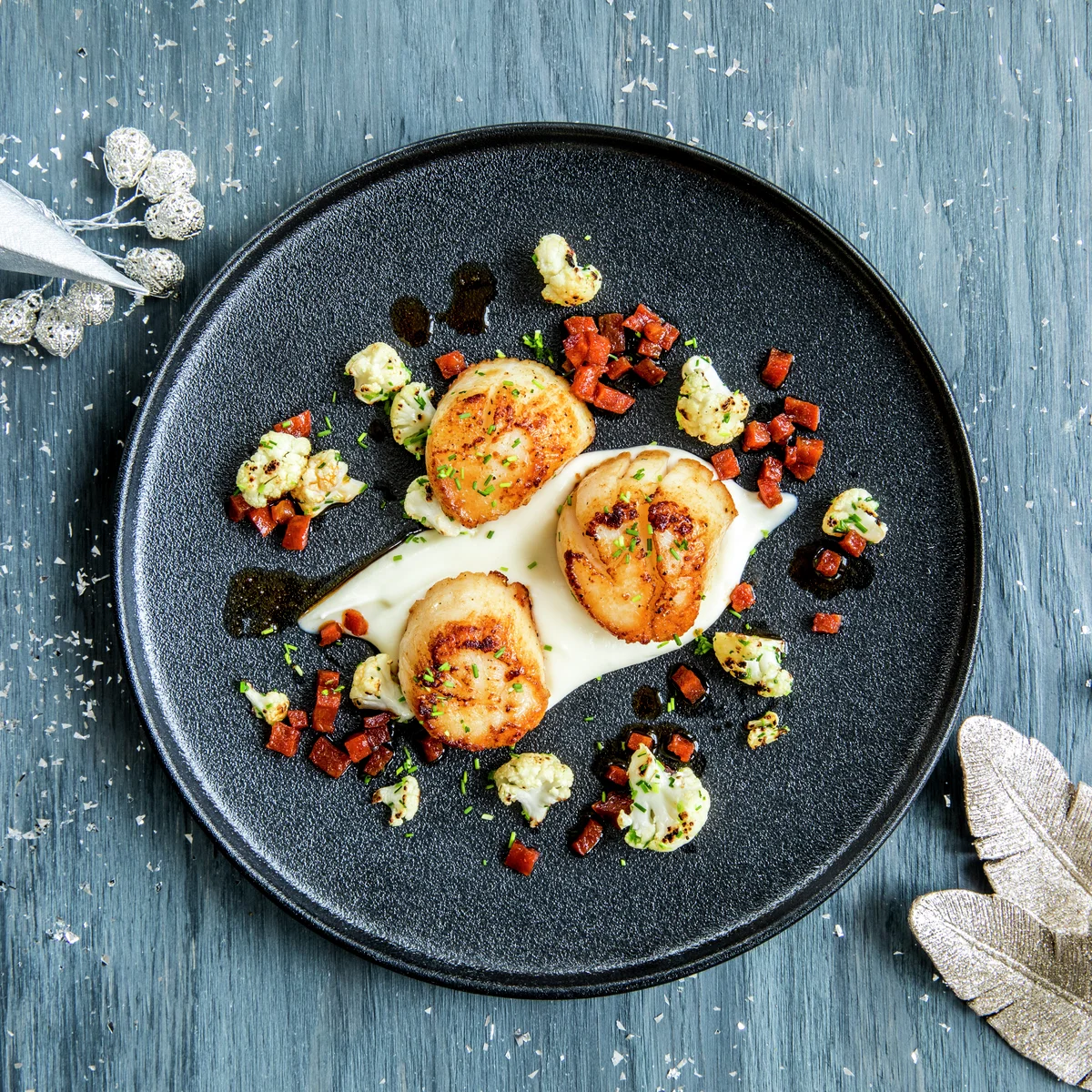 Stekte kamskjell med blomkålpuré og chorizo