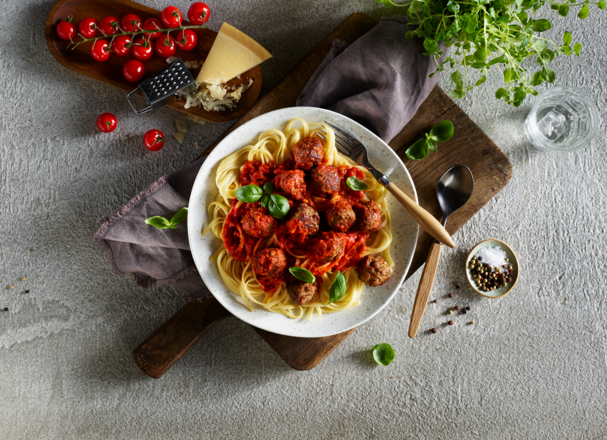 Spaghetti med kjøttboller og tomat- og basilikumsaus