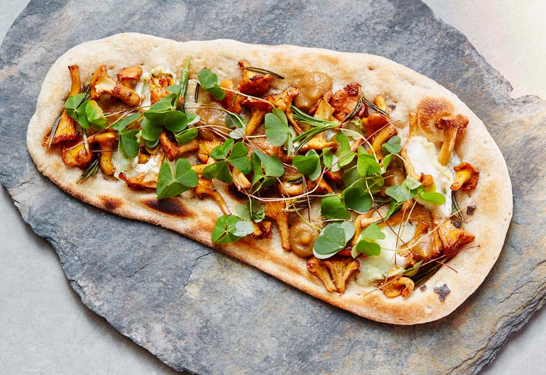 Flatbrød med kantareller og ost