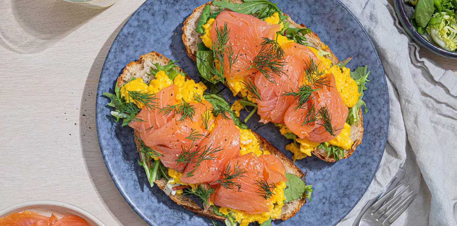 Egg med røkelaks og vårløk